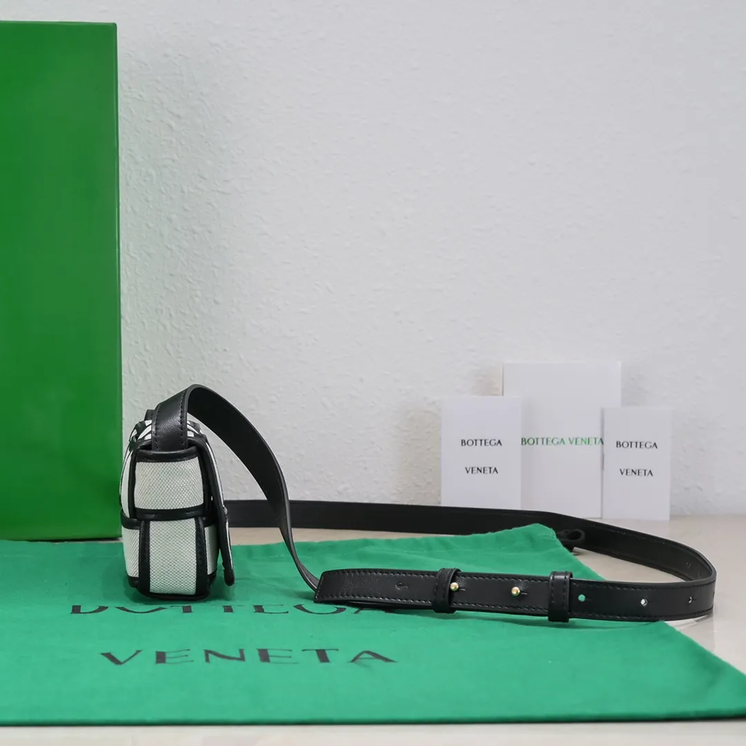 bv cassette mini canvas small square bag with black edges. I fell in love with this new color at first glance. The black edges have a cute abstract feel from comics. When paired with the off-white canvas, it looks gentler than pure black and white. The real thing is huge and cute! Except that it can't hold my phone, everything else is perfect! The charm of zp has been grasped, if you are not convinced, let’s compare it😎 12×8×4cm (ready in stock) model 6813# canvas
